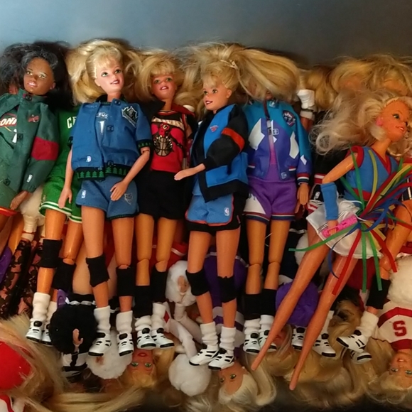 26 College cheerleading Barbies - Picture 2 of 15